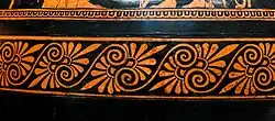 مجموعة من سعف النخيل ولفائف على إناء يوناني قديم، حوالي 510-470 قبل الميلاد، في مجموعة أثار الدولة في ميونخ، ألمانيا