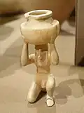 رجل راكع يحمل إناء على رأسه، تل أغرب، معبد الشرع، خلال فترة عصر فجر السلالات، 2900-2700 قبل الميلاد، الكالسيت - متحف المعهد الشرقي، جامعة شيكاغو