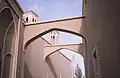 وفرت الجدران العالية لنهر كوتشيه الراحة من العواصف الترابية وأشعة الشمس الشديدة. كان هذا شكلًا فعالًا وقديمًا من أشكال التصميم الحضري في بلاد فارس.