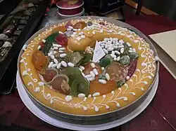مجموعة مختلفة من الفواكه المُسكرة في قالب أشبه بالكعكة، سُميت مجازًا بكعكة التمساح.