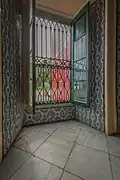 نافذة في القصر مطلة على الحديقة.
