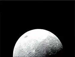 إحدى الصور الأولى من القمر الصناعي لرصد واستشعار فوهة القمر (إلكروس) باستخدام كاميرا الضوء المرئي أثناء اللف حول القمر. يحتوي LCROSS على تسعة أدوات علمية تجمع أنواعًا مختلفة من البيانات المكملة لبعضها البعض.