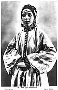 امرأة ترتدي القفطان