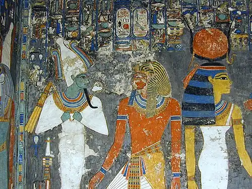قسم من الأفاريز في مقبرة حورمحب بوادي الملوك شرقي طيبة في القرن الرابع عشر قبل الميلاد: حورمحب (رقم خمسة من اليسار) مع الآلهة أوزوريس (جالسًا مع التاج الأبيض)، أنوبيس (برأس ابن آوى) و حورس (برأس الصقر) وإلهة الخصوبة حتحور. كان حورمحب آخر ملوك الأسرة المصرية الثامنة عشر وأعاد عبادة آمون. يرتدي العديد منهم الشنديت، بينما ترتدي المرأة فستان الكلاسيريس.