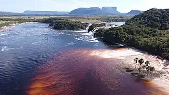 بحيرة Canaima وشلالات Ucaima