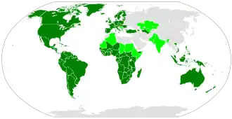 أبجدية لاتينية وتوزيع في العالم. المناطق الخضراء الداكنة تظهر هذه البلدان حيث الأبجدية اللاتينية هو السيناريو الوحيد الرئيسي. ويظهر الأخضر الفاتح البلدان حيث شارك الأبجدية، مع وجود مخطوطات أخرى