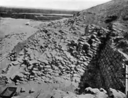 بناء عمودي تقريباً من الطوب للهرم المدور، باتجاه الشرق عام 1910.