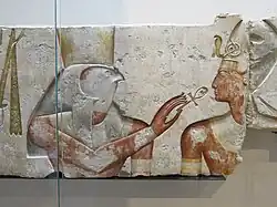 الإله حورس يقدم الحياة للملك رمسيس الثاني
