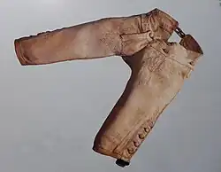 ولِجودة الِلِيدرهُوزه كلِباس متِين وعملِي؛ ومِن المُمكِن إِن يكُون غير مشمُولٍ بضمان مدى الحيَاة؛ أَلَا أَنَّهُ يتجاوز ذلِك التَّقْدِير فِي أَغلب الأَحيان. بنطلُون لِيدرهُوزه مِن عام 1791.