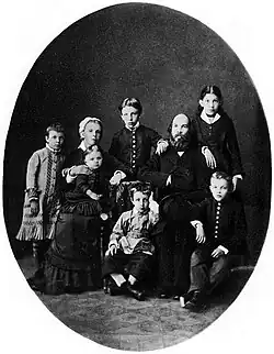 عائلة أوليانوف ، 1879 (ألكسندر يقف في المنتصف ، فلاديمير جالسًا إلى اليمين).