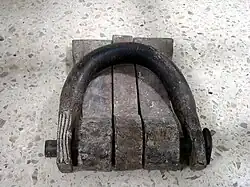 Roman three-legged lewis