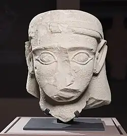 رأس ملكي لحياني لرجل ملتحٍ، من تيماء، القرن السادس-الثالث قبل الميلاد. كان في الأصل جزءًا من تمثال ضخم يبلغ ارتفاعه 4 أمتار منحوتًا من كتلة واحدة.