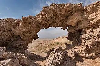 قوس الحجر الجيري في الخرارة