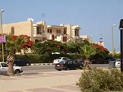 شاليهات مارينا المبنية بالحجر الجيري.