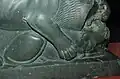 تمثال أسد يفترس عجلا (تفاصيل)