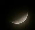 لوحظ من بولدر ، كولورادو الساعة 4:17 بالتوقيت العالمي المنسق. يقع الشمال القمري بالقرب من أعلى اليسار. البحر فكاهة في الأسفل ، وتظهر تيخو (فوهة قمرية) في أسفل اليمين.