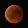 القمر الدموي كما يظهر في لونسي في ألمانيا الساعة 20:53 بالتوقيت العالمي المنسق