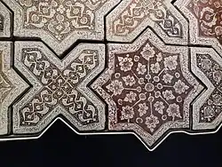 بلاط فارسي متلألئ ربما من كاشان، وهو رمز إلهي عند الصوفية