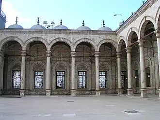 أروقة الصحن المكشوف