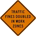 وزارة النقل في كاليفورنيا&nbsp;&nbsp;[لغات أخرى]‏ traffic fines doubled in work zones sign.