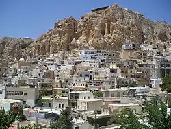 معلولا؛ تشتهر بوجود معالم مسيحية مقدسة. كما أن سكانها من المسيحيين ما زالوا يتكلمون باللغة الآرامية لغة يسوع حتى اليوم.
