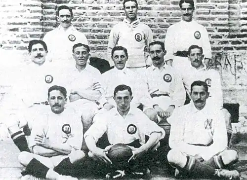 لاعبو فريق ريال مدريد في سنوات تأسيسه الأولى (1906).