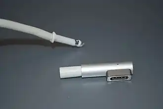 موصل ماج سيف على شكل L، قطع سلك الطاقة الخاص به