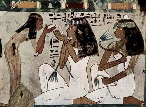 رسمٌ لنسوةٍ يرتدين البياض عثر عليه في قبر (1448–1422 ق.م)