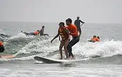 1. ركوب الأمواج بالمساعدة