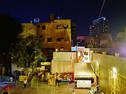 أمام المعبد، في الحي