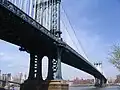 منظر للجسر من منتزه Fulton Fish Market في بروكلين