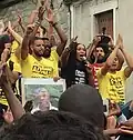 فيديو لمظاهرات تعود لعام 2018، وأحد المتظاهرين يحمل صورته