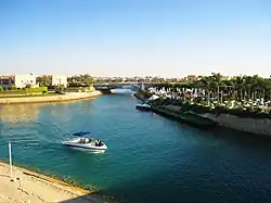البحيرة الصناعية بمنتجع مارينا.