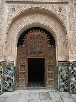 مدخل للصحن المركزي المزخرف بخشب الأرز المنقوش والجبس المعقد والزليج