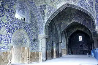 المسجد من الداخل.