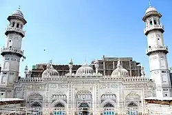 المظهر الخارجي للمسجد تم عمله من الرخام الأبيض.