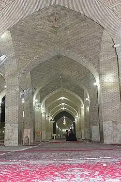 أحد أروقة المسجد