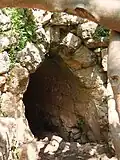 مدخل النفق حيث يتدفق النبع الطبيعي