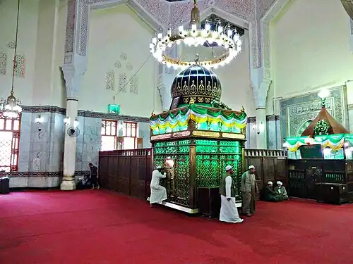 ضريح الخليفة الأول شرف الدين موسى يميناً، ويقع ضريح الدسوقي يساره.