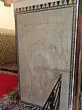 لوحة رخامية منحوتة من عهد السعديين عند مدخل حجرة المقبرة