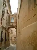 أحد شوارع وأزقة مدينة
