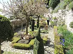 حديقة متوسطية في مقاطعة الألب البحرية Alpes-Maritimes في فرنسا.