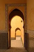 أحد الممرات والقناطر المؤدية إلى الفناء الرئيسي للمجمع الجنائزي