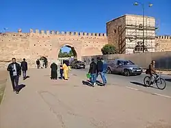 باب القصير، بوابة في الجدار الخارجي الجنوبي الشرقي للقصبة. مرت البوابة الأصلية عبر البرج على اليمين