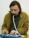 ميلوديكا من شركة سوزوكي (ميلوديون) يتم عزفها من خلال أنبوب نفخ هوائي.