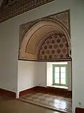 داخل الجناح ، مع زخرفة جصية حول النافذة