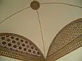 زخرفة ملونة حول سقف مقبب