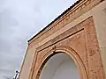 زخرفة مطلية حول قوس أعمى فوق الشرفة الشمالية