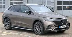 Front three-quarters view of a mid-sized crossover SUV