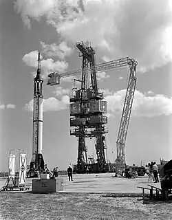 ميركوري-ريدستون 3 في أنشطة ما قبل إطلاق في 21 أبريل عام 1961 في مجمع الإطلاق 5 (LC-5)، في قاعدة كيب كانافيرال للقوات الجوية، ولاية فلوريدا، &nbsp;الولايات المتحدة